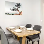 Apartment Stylish Flat With Parking Spot - St Constantine & Helena By Flat Mаnager *